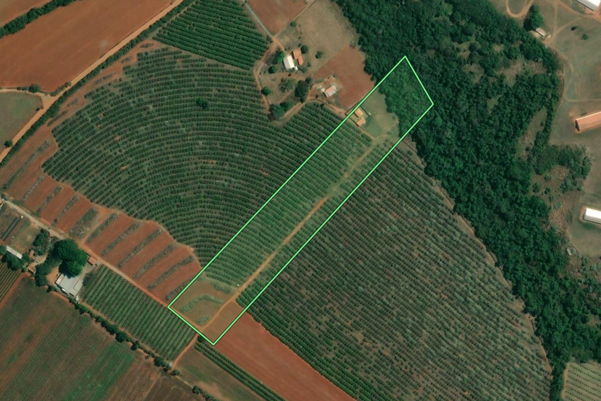 Imagem de satélite do imóvel rural em Capela do Alto (SP), com o contorno declarado no CAR desenhado por cima.