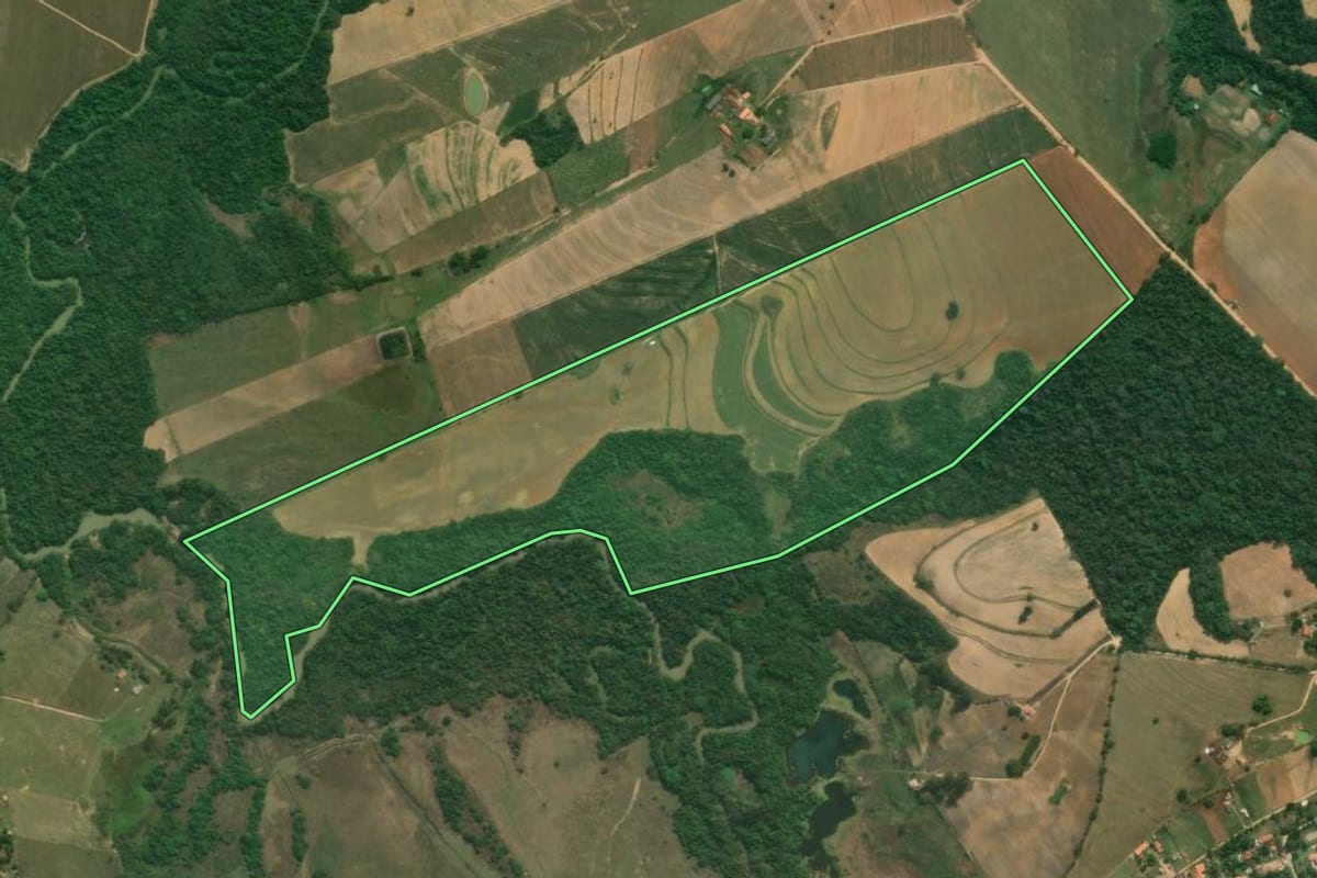 Imagem de satélite do imóvel rural em Capela do Alto (SP), com o contorno declarado no CAR desenhado por cima.