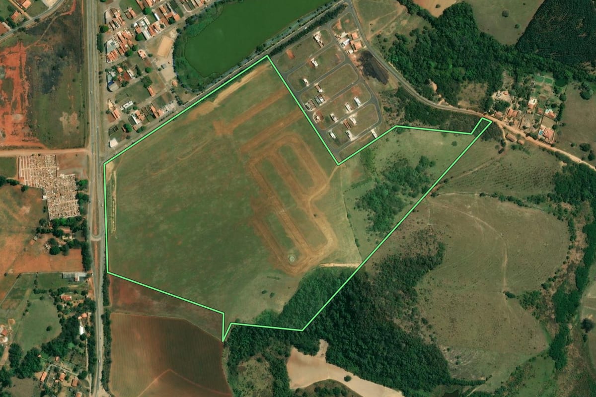 Imagem de satélite do imóvel rural em Capela do Alto (SP), com o contorno declarado no CAR desenhado por cima.