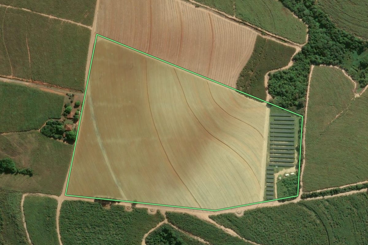 Imagem de satélite do imóvel rural em Capivari (SP), com o contorno declarado no CAR desenhado por cima.