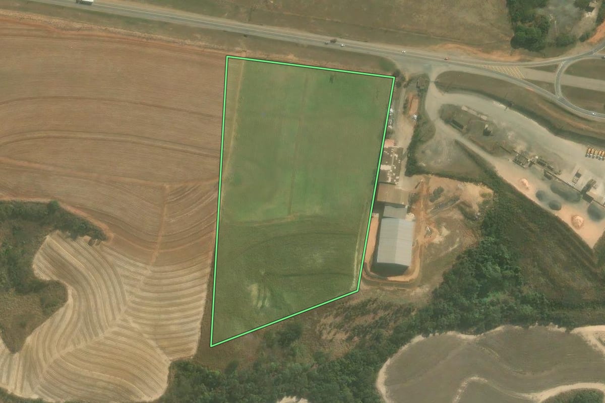 Imagem de satélite do imóvel rural em Capivari (SP), com o contorno declarado no CAR desenhado por cima.