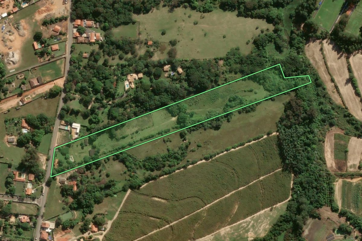 Imagem de satélite do imóvel rural em Capivari (SP), com o contorno declarado no CAR desenhado por cima.