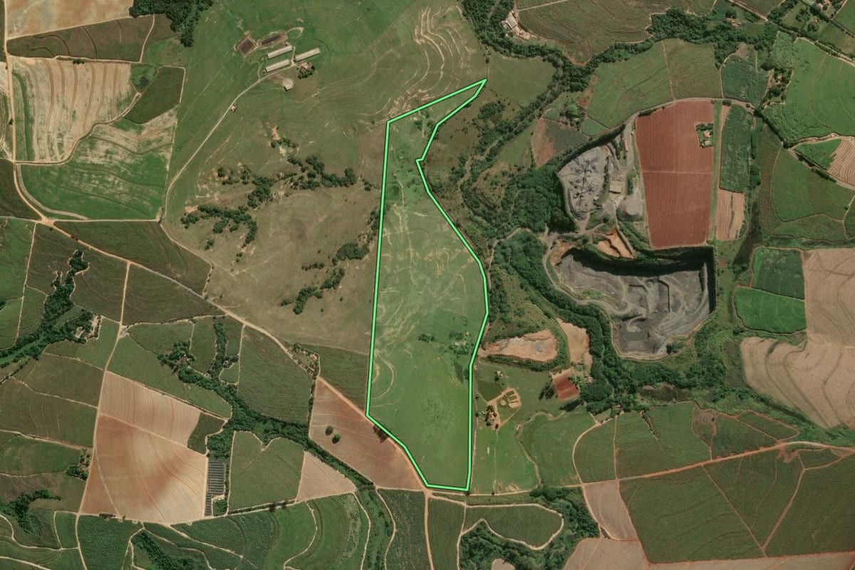Imagem de satélite do imóvel rural em Capivari (SP), com o contorno declarado no CAR desenhado por cima.