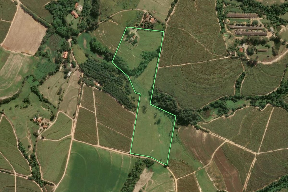 Imagem de satélite do imóvel rural em Capivari (SP), com o contorno declarado no CAR desenhado por cima.