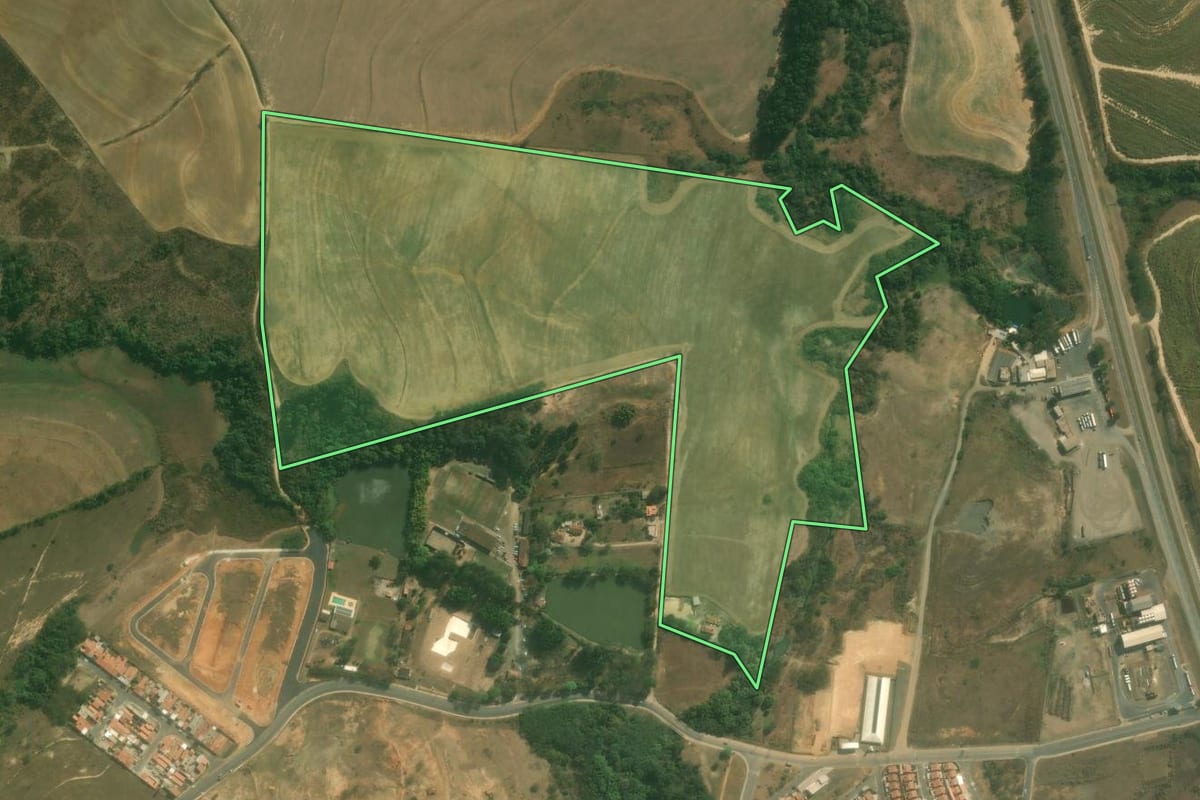 Imagem de satélite do imóvel rural em Capivari (SP), com o contorno declarado no CAR desenhado por cima.