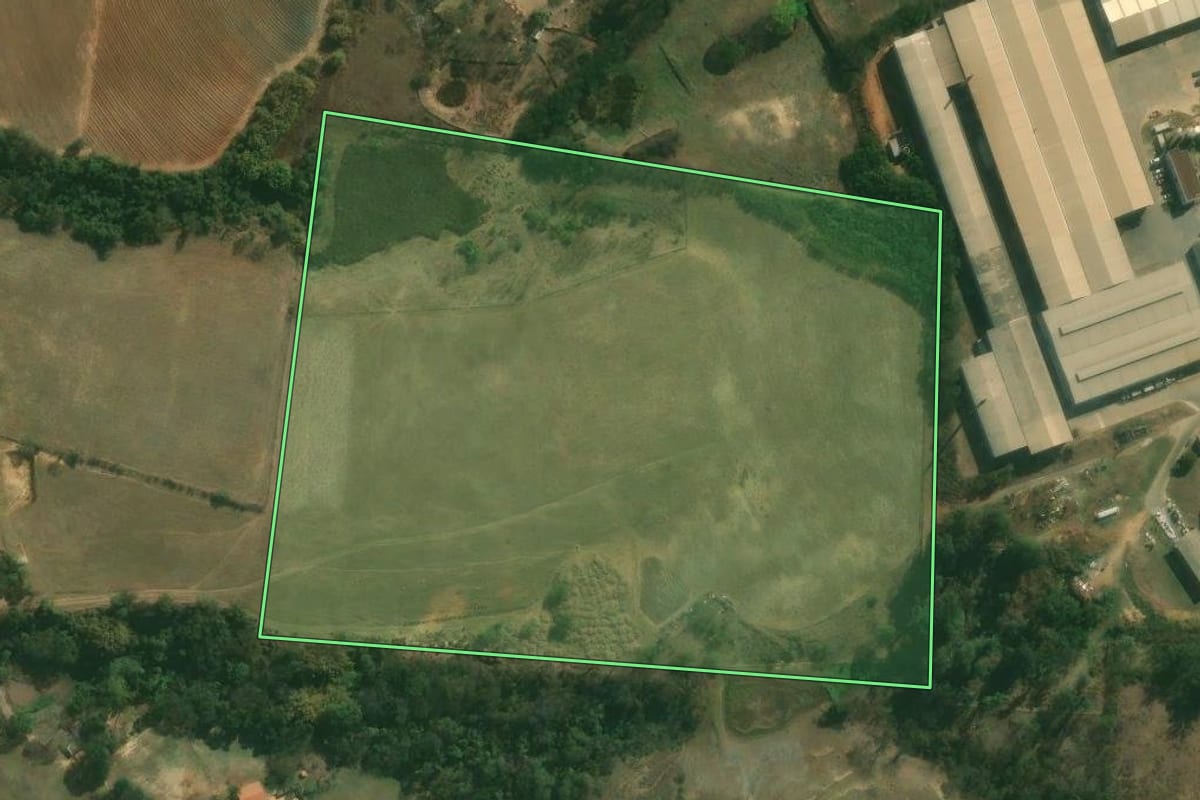 Imagem de satélite do imóvel rural em Capivari (SP), com o contorno declarado no CAR desenhado por cima.