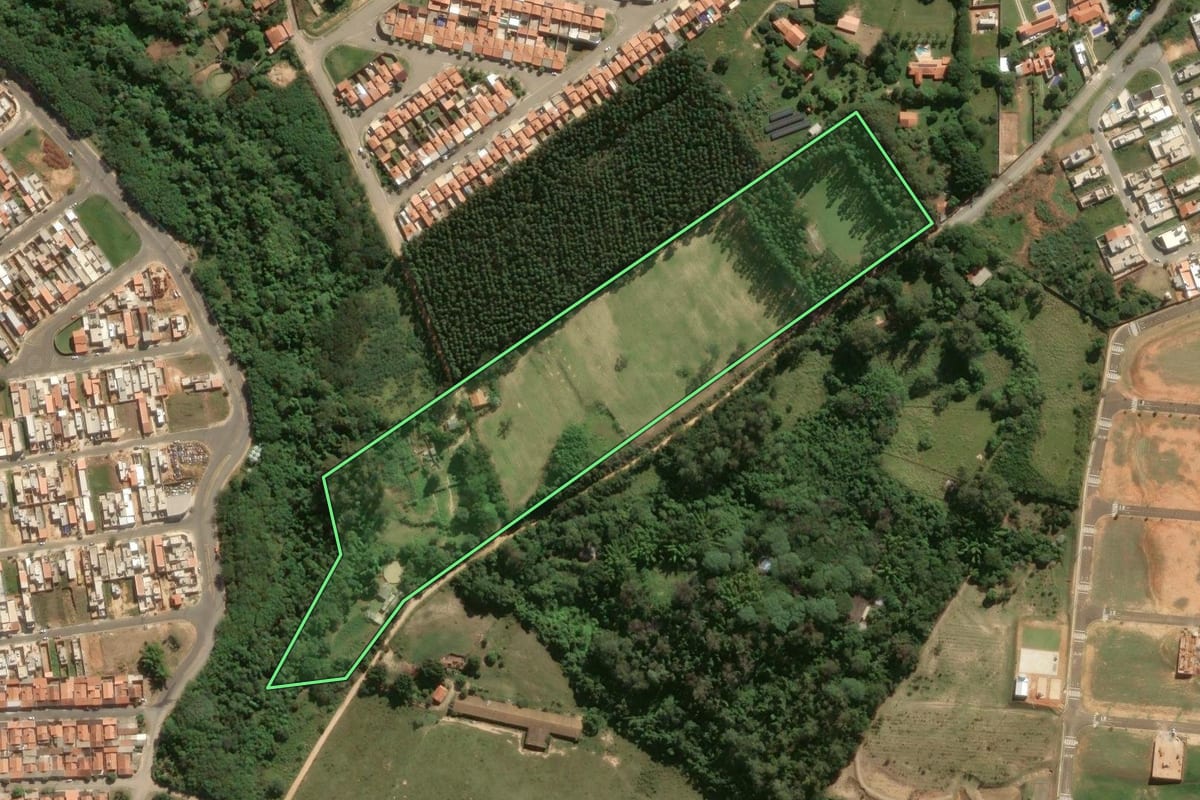 Imagem de satélite do imóvel rural em Capivari (SP), com o contorno declarado no CAR desenhado por cima.