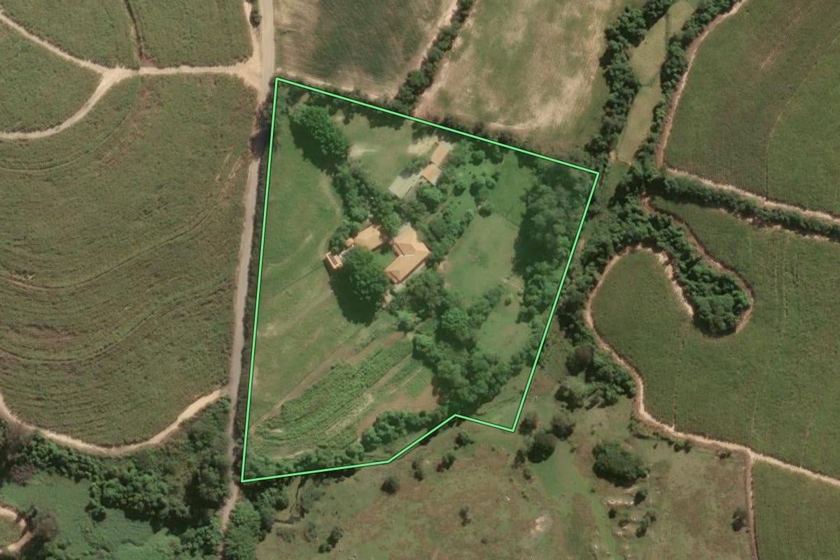 Imagem de satélite do imóvel rural em Capivari (SP), com o contorno declarado no CAR desenhado por cima.
