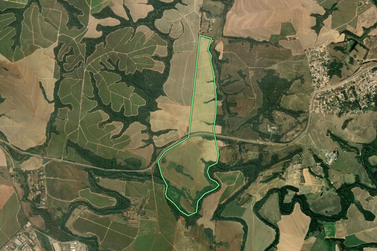 Imagem de satélite do imóvel rural em Capivari (SP), com o contorno declarado no CAR desenhado por cima.