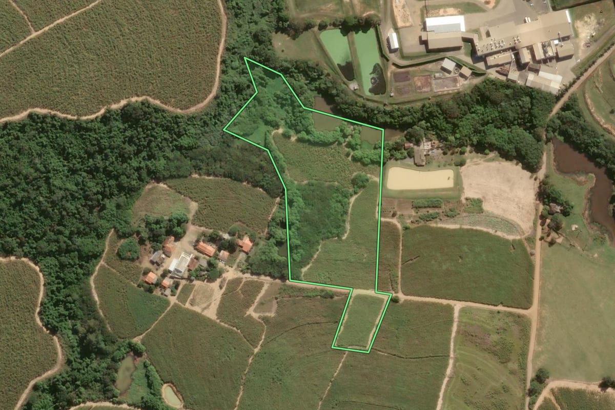 Imagem de satélite do imóvel rural em Capivari (SP), com o contorno declarado no CAR desenhado por cima.
