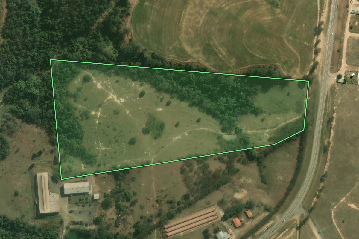 Imagem de satélite do imóvel rural em Capivari (SP), com o contorno declarado no CAR desenhado por cima.