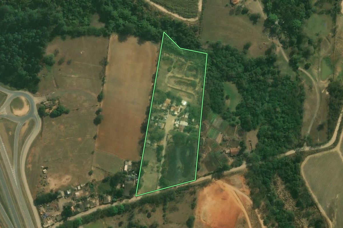 Imagem de satélite do imóvel rural em Capivari (SP), com o contorno declarado no CAR desenhado por cima.