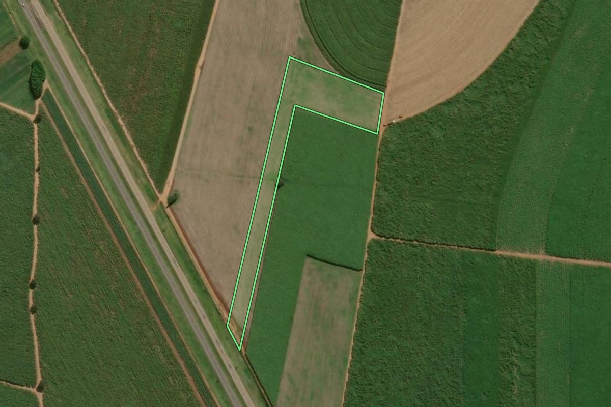 Imagem de satélite do imóvel rural em Capivari (SP), com o contorno declarado no CAR desenhado por cima.