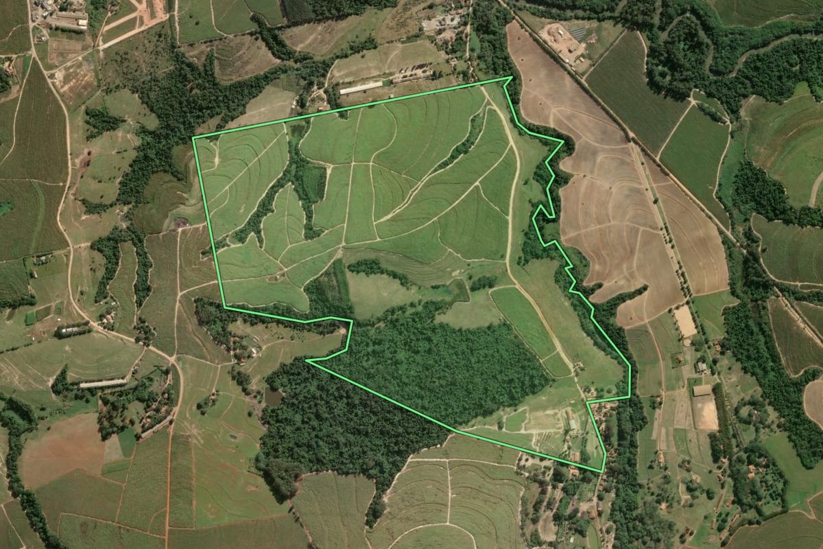Imagem de satélite do imóvel rural em Capivari (SP), com o contorno declarado no CAR desenhado por cima.