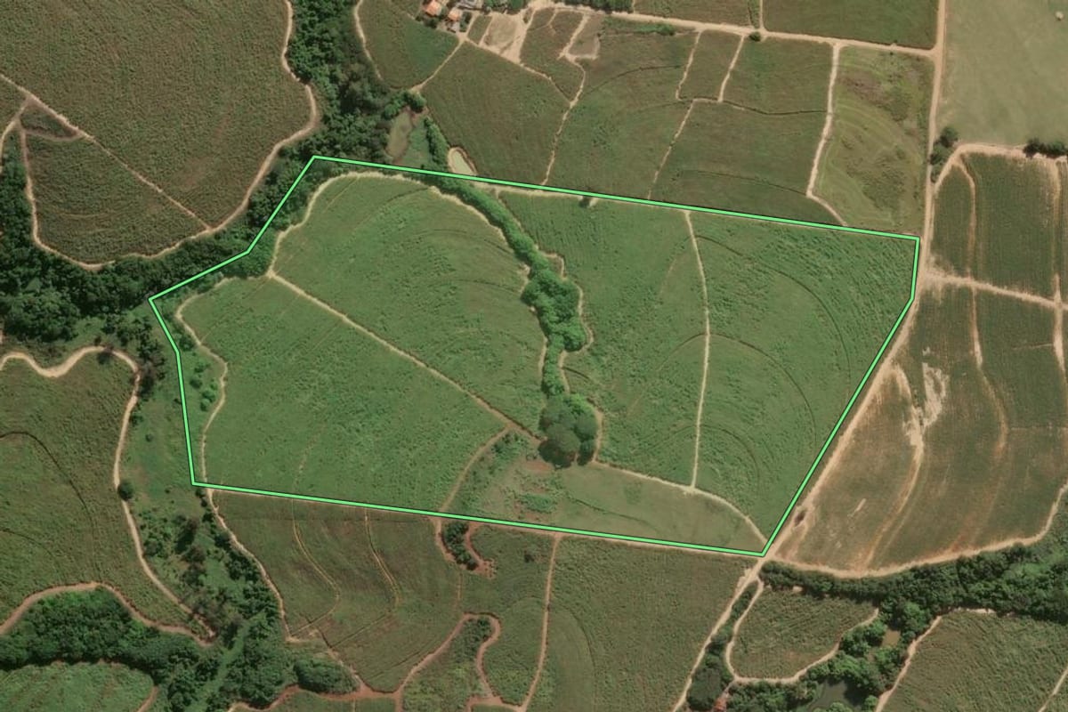 Imagem de satélite do imóvel rural em Capivari (SP), com o contorno declarado no CAR desenhado por cima.