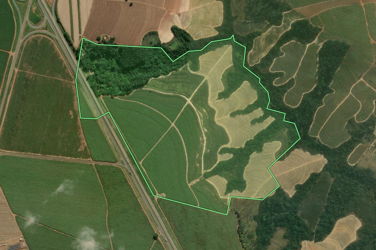 Imagem de satélite do imóvel rural em Capivari (SP), com o contorno declarado no CAR desenhado por cima.