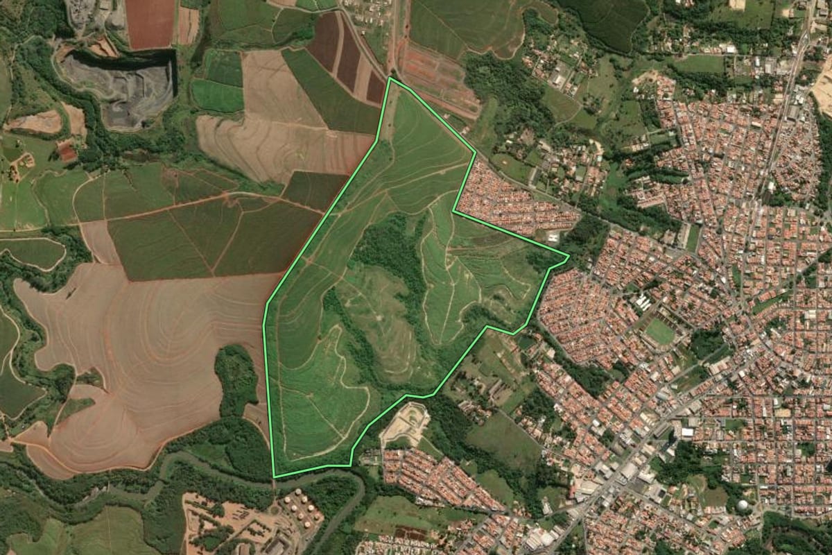 Imagem de satélite do imóvel rural em Capivari (SP), com o contorno declarado no CAR desenhado por cima.