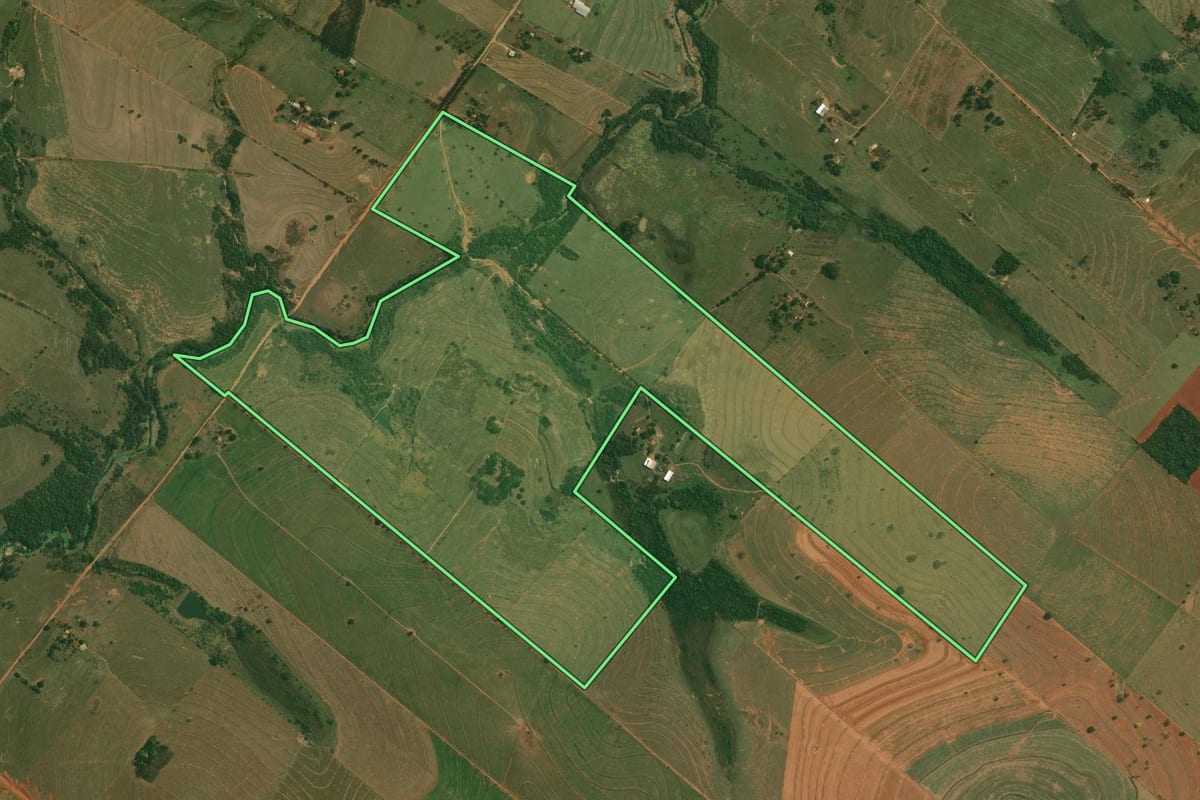 Imagem de satélite do imóvel rural em Santo Anastácio (SP), com o contorno declarado no CAR desenhado por cima.