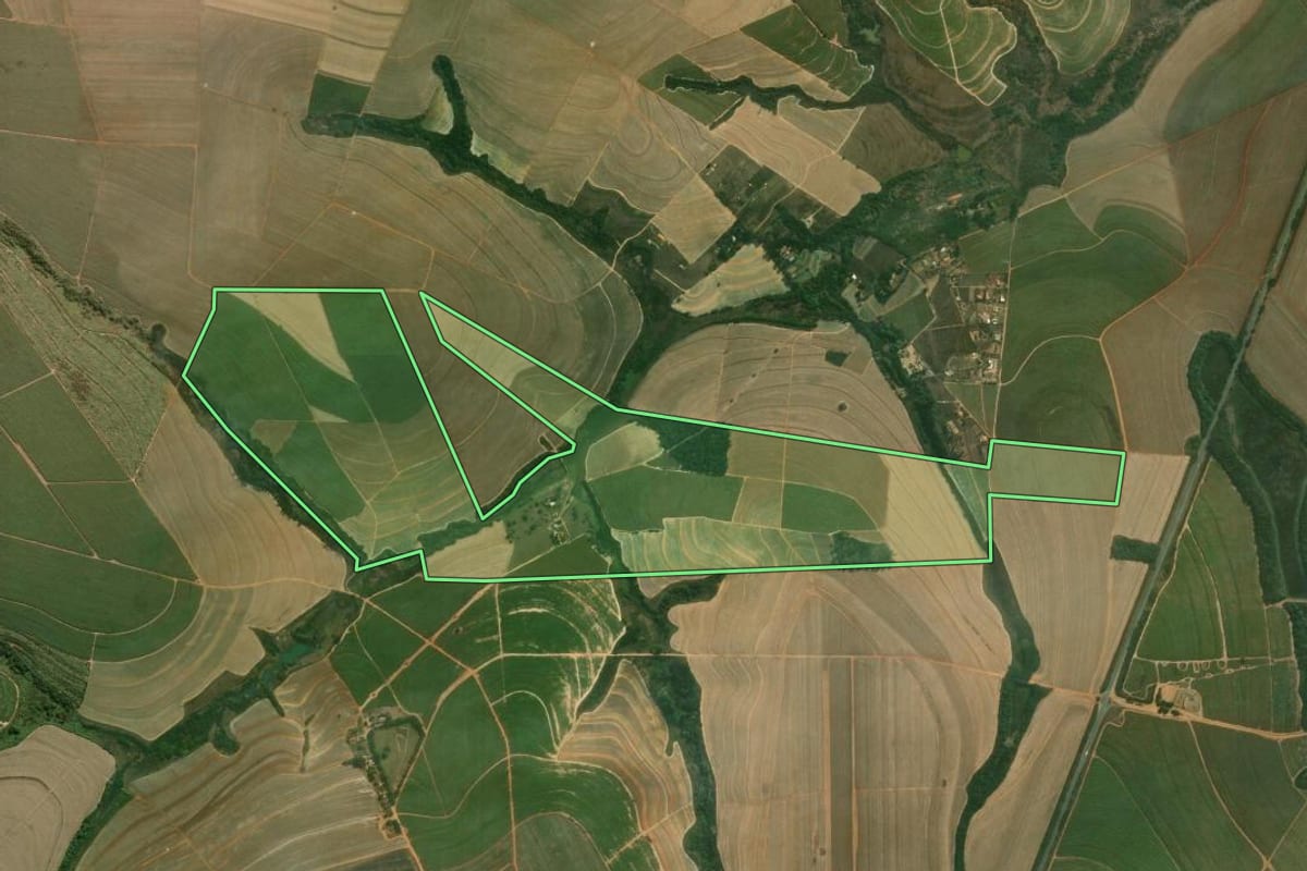 Imagem de satélite do imóvel rural em Capivari (SP), com o contorno declarado no CAR desenhado por cima.