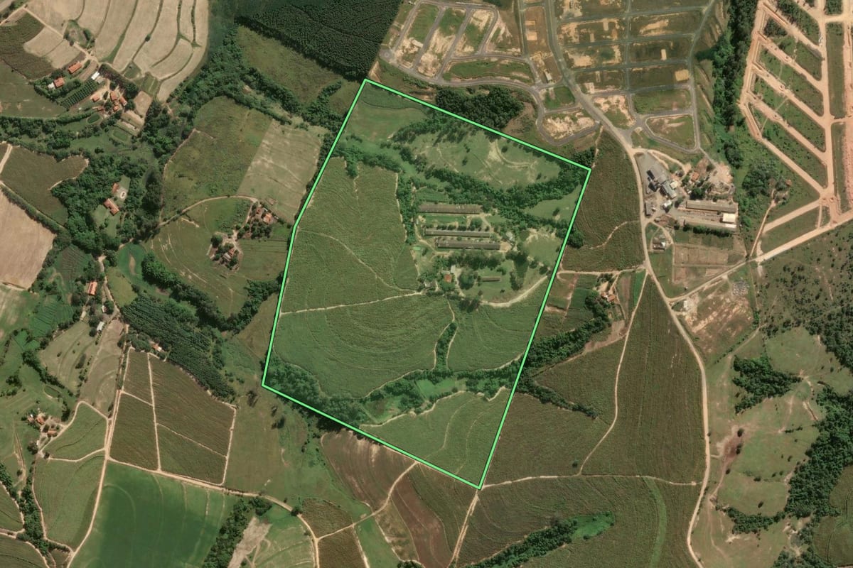 Imagem de satélite do imóvel rural em Capivari (SP), com o contorno declarado no CAR desenhado por cima.