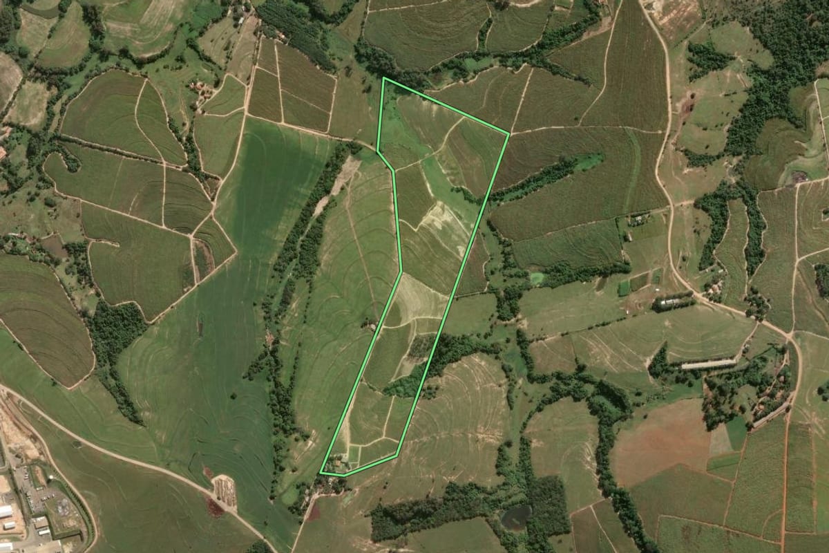 Imagem de satélite do imóvel rural em Capivari (SP), com o contorno declarado no CAR desenhado por cima.