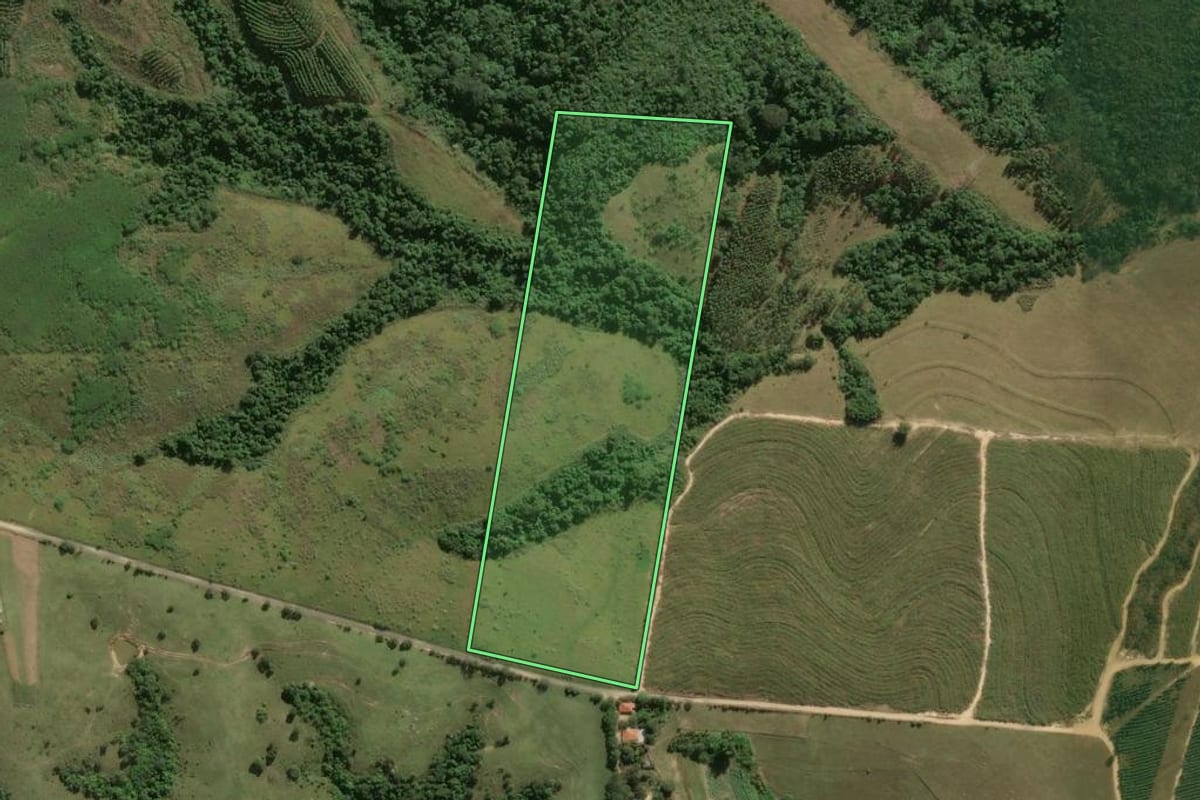 Imagem de satélite do imóvel rural em Capivari (SP), com o contorno declarado no CAR desenhado por cima.