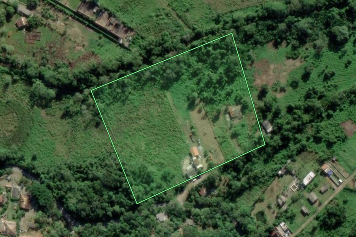 Imagem de satélite do imóvel rural em Caraguatatuba (SP), com o contorno declarado no CAR desenhado por cima.