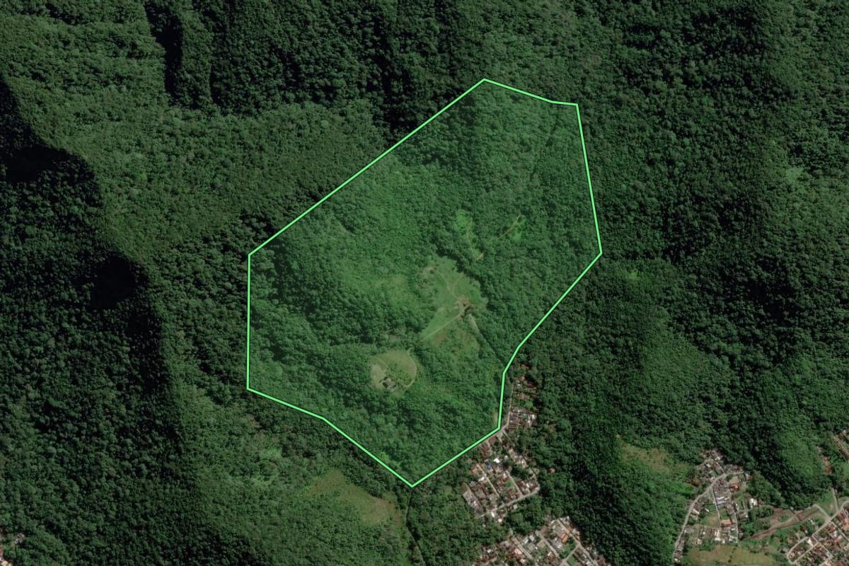 Imagem de satélite do imóvel rural em Caraguatatuba (SP), com o contorno declarado no CAR desenhado por cima.
