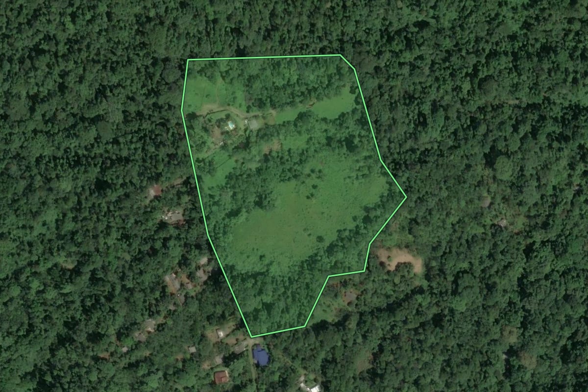 Imagem de satélite do imóvel rural em Caraguatatuba (SP), com o contorno declarado no CAR desenhado por cima.