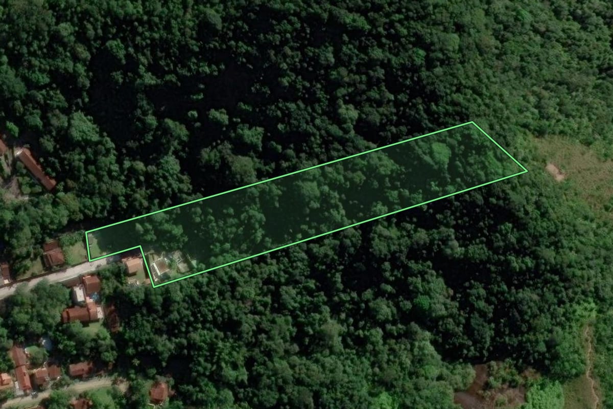 Imagem de satélite do imóvel rural em Caraguatatuba (SP), com o contorno declarado no CAR desenhado por cima.