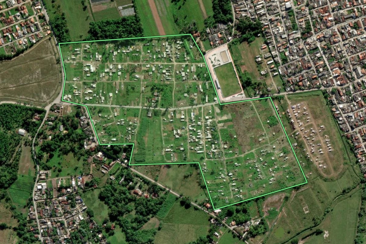 Imagem de satélite do imóvel rural em Caraguatatuba (SP), com o contorno declarado no CAR desenhado por cima.