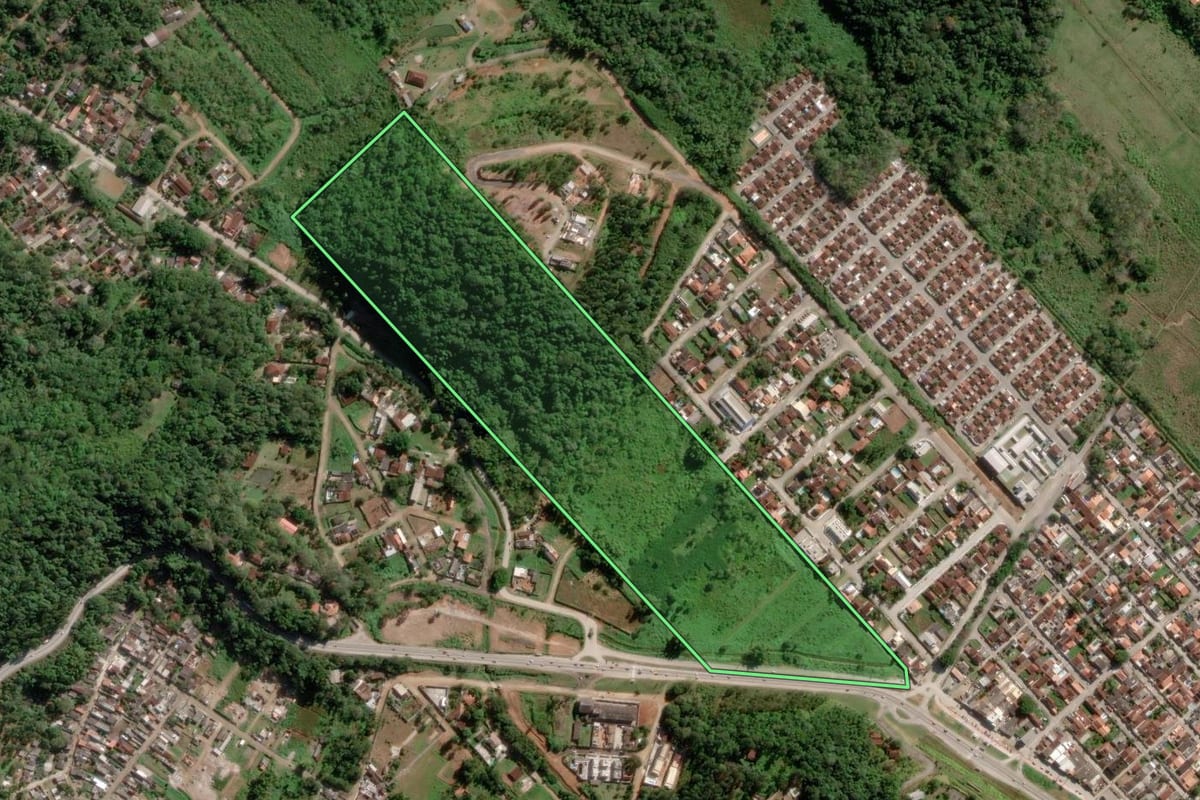 Imagem de satélite do imóvel rural em Caraguatatuba (SP), com o contorno declarado no CAR desenhado por cima.
