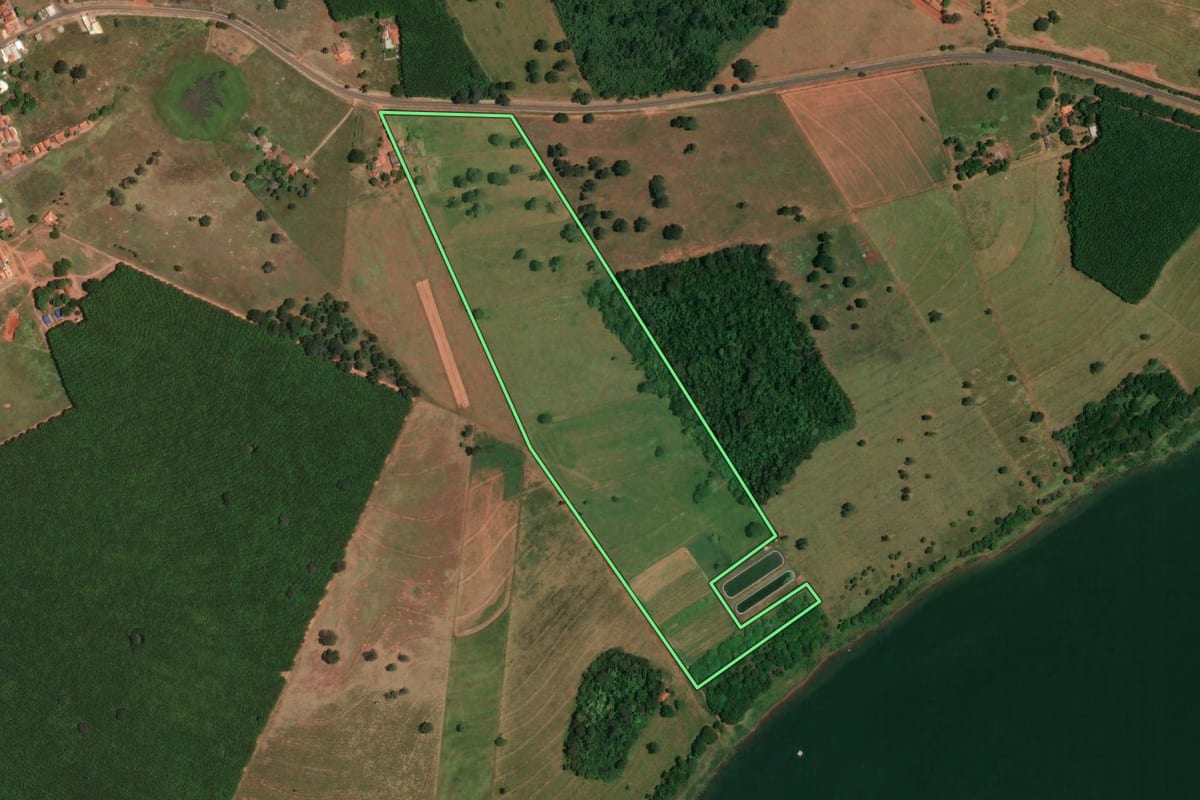 Imagem de satélite do imóvel rural em Cardoso (SP), com o contorno declarado no CAR desenhado por cima.