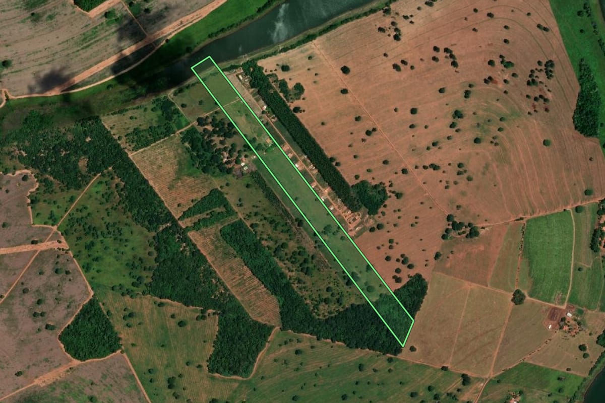 Imagem de satélite do imóvel rural em Cardoso (SP), com o contorno declarado no CAR desenhado por cima.