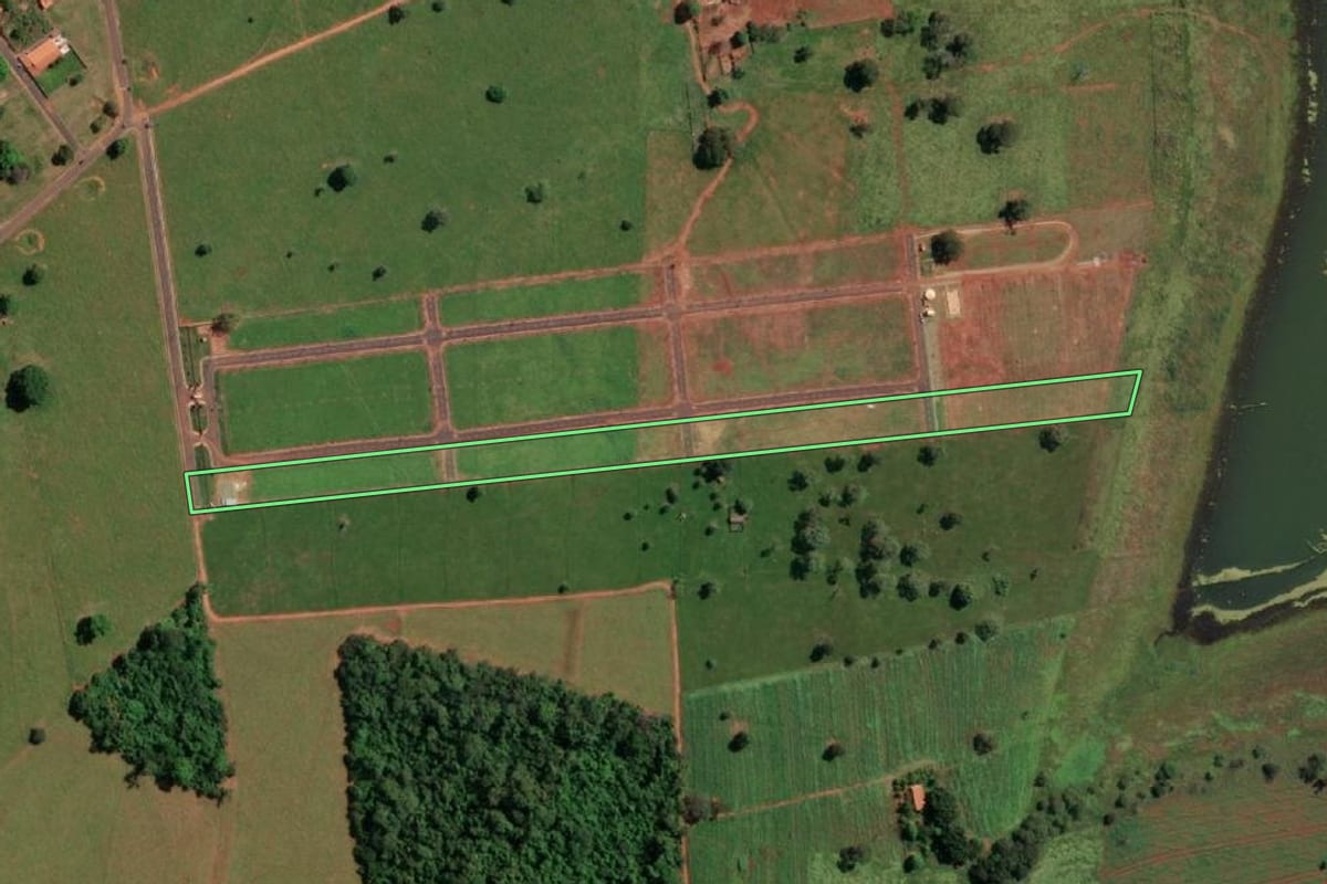 Imagem de satélite do imóvel rural em Cardoso (SP), com o contorno declarado no CAR desenhado por cima.
