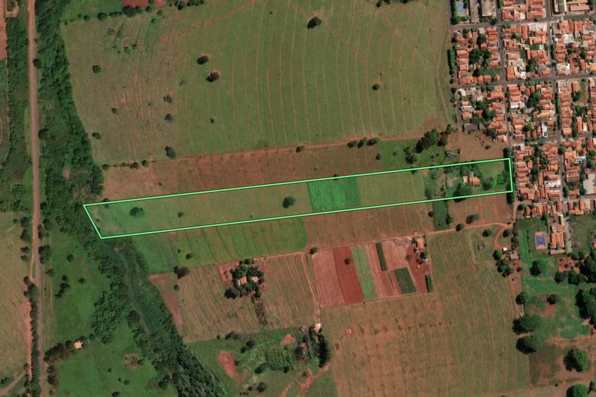 Imagem de satélite do imóvel rural em Cardoso (SP), com o contorno declarado no CAR desenhado por cima.