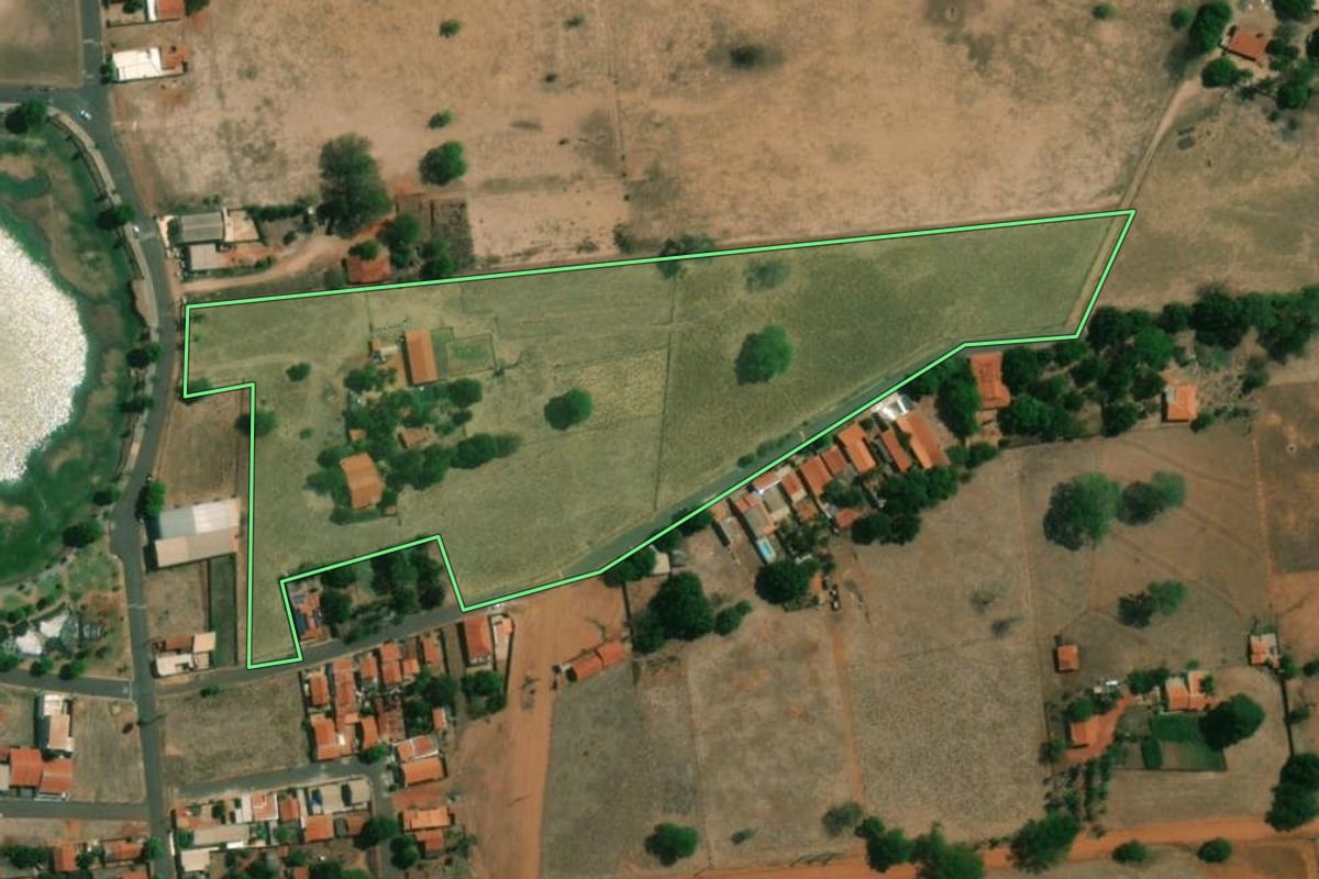 Imagem de satélite do imóvel rural em Cardoso (SP), com o contorno declarado no CAR desenhado por cima.