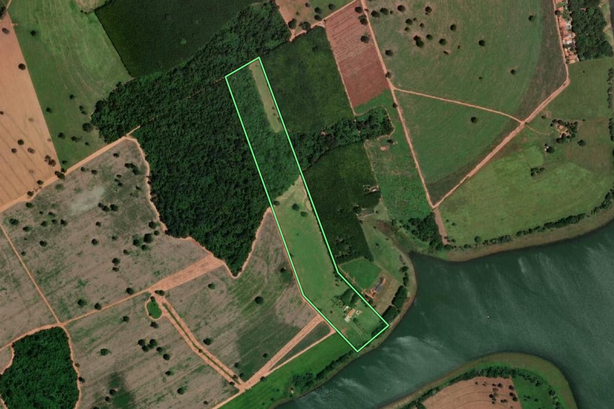 Imagem de satélite do imóvel rural em Cardoso (SP), com o contorno declarado no CAR desenhado por cima.