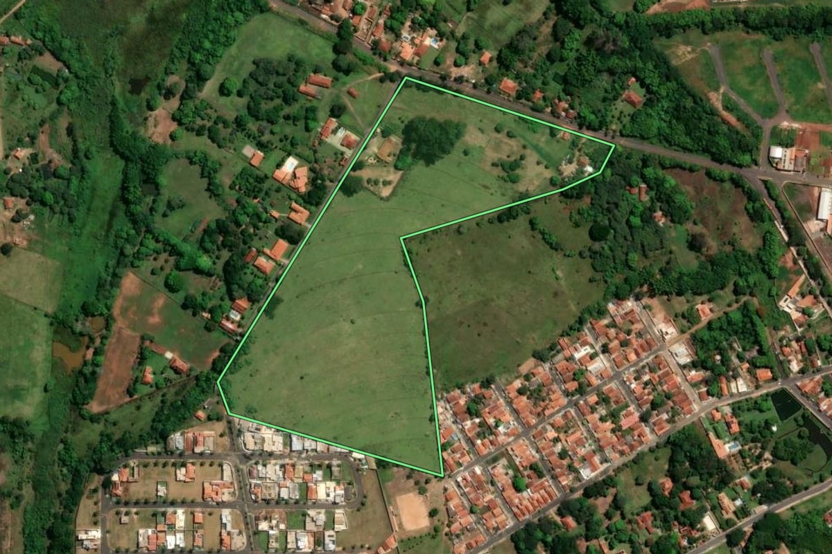 Imagem de satélite do imóvel rural em Casa Branca (SP), com o contorno declarado no CAR desenhado por cima.