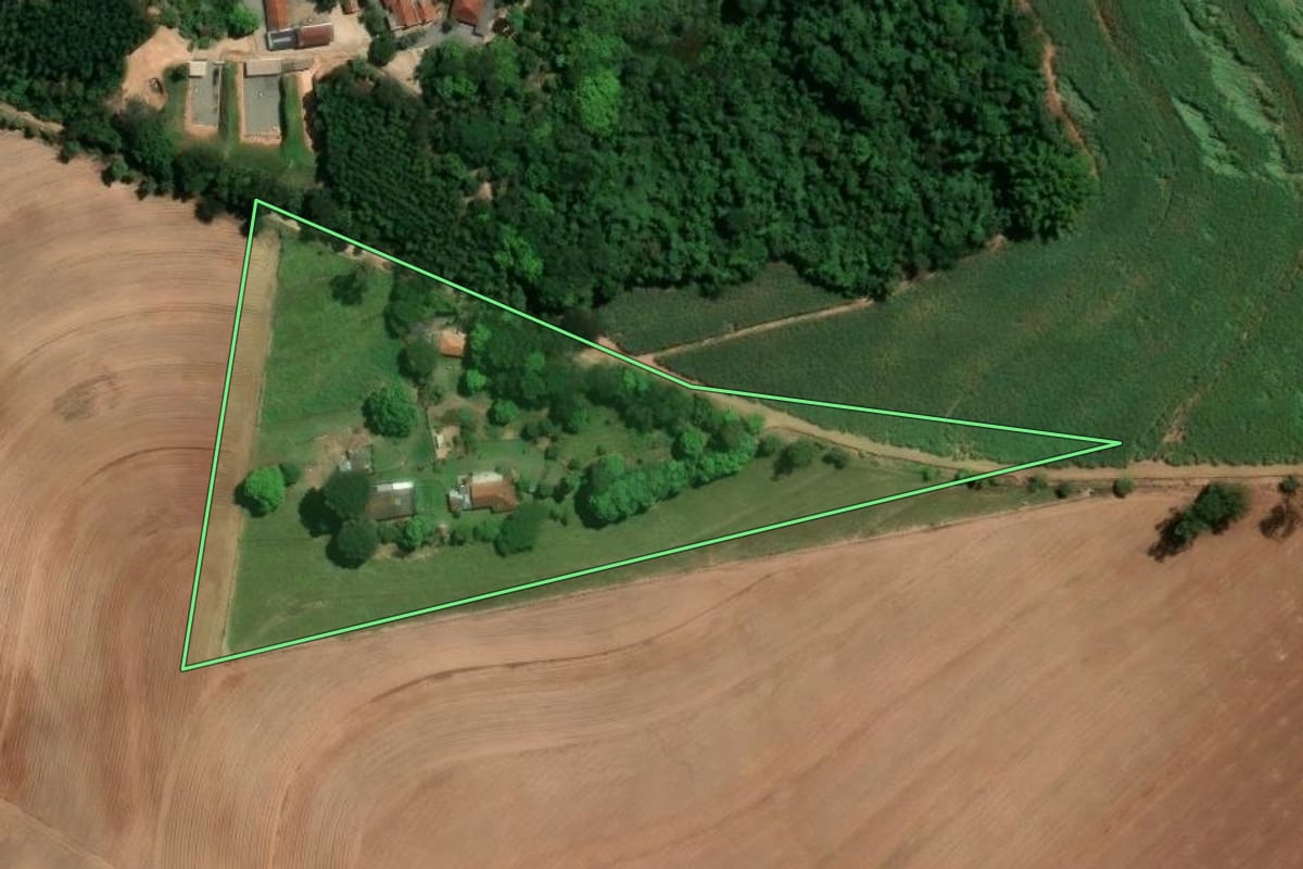 Imagem de satélite do imóvel rural em Casa Branca (SP), com o contorno declarado no CAR desenhado por cima.