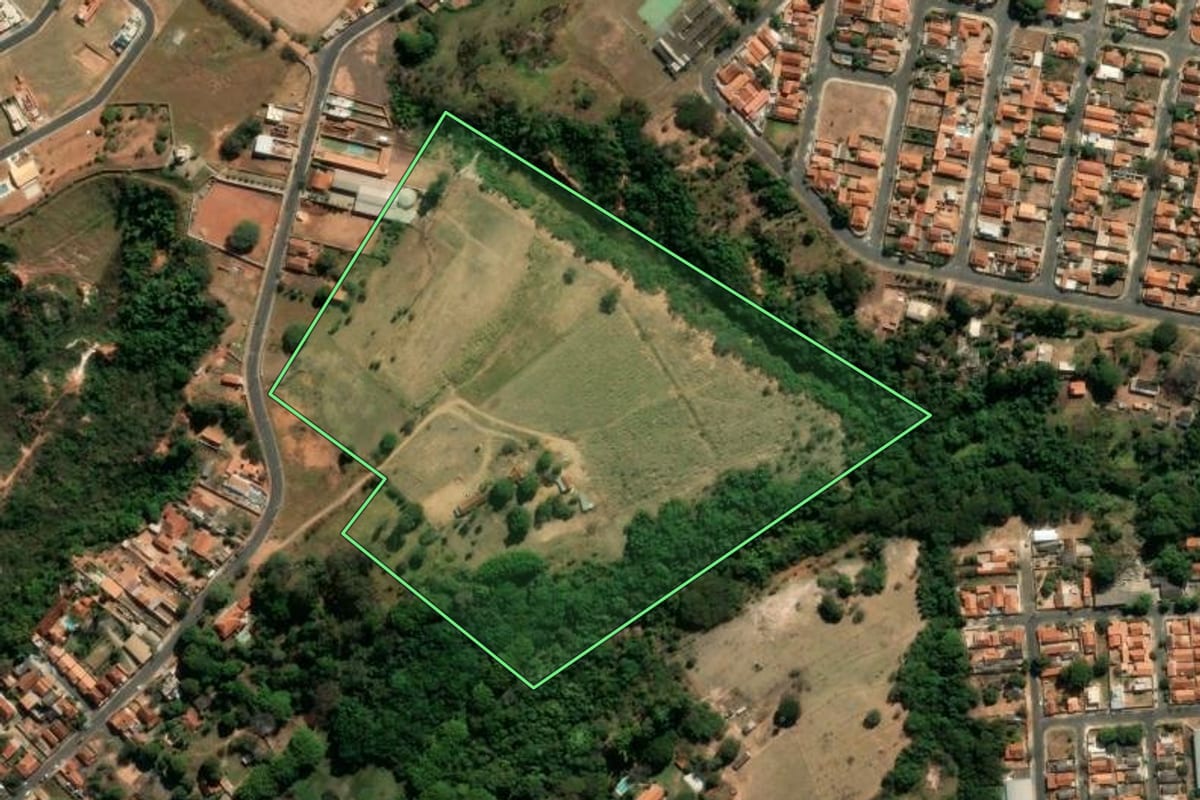 Imagem de satélite do imóvel rural em Casa Branca (SP), com o contorno declarado no CAR desenhado por cima.