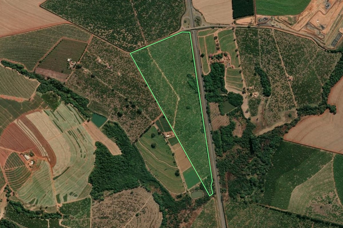 Imagem de satélite do imóvel rural em Casa Branca (SP), com o contorno declarado no CAR desenhado por cima.