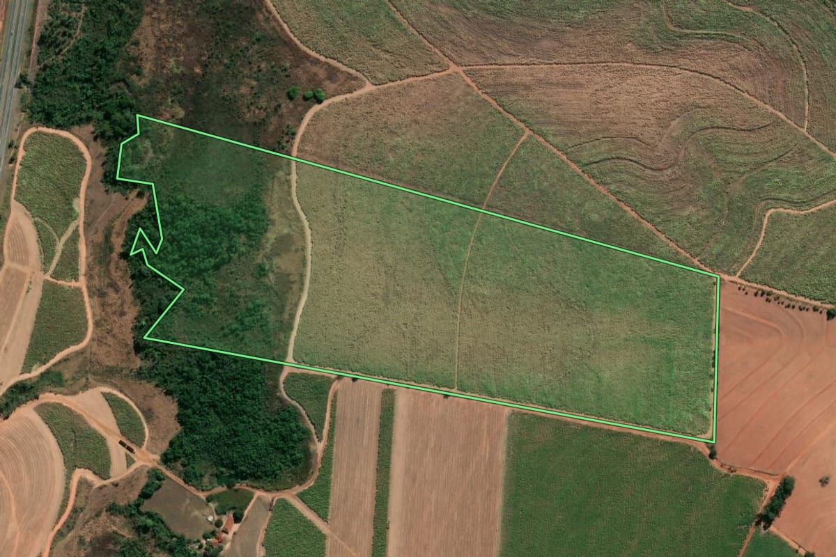 Imagem de satélite do imóvel rural em Casa Branca (SP), com o contorno declarado no CAR desenhado por cima.