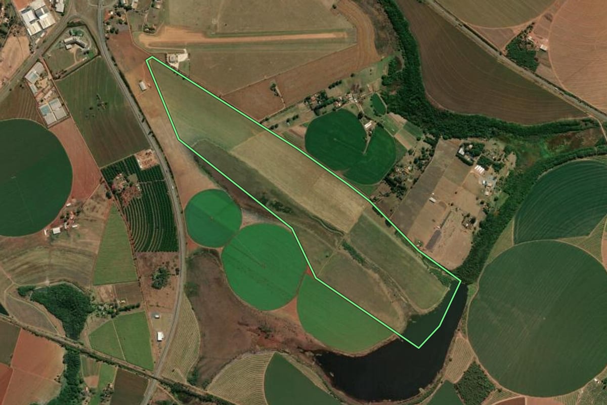 Imagem de satélite do imóvel rural em Casa Branca (SP), com o contorno declarado no CAR desenhado por cima.