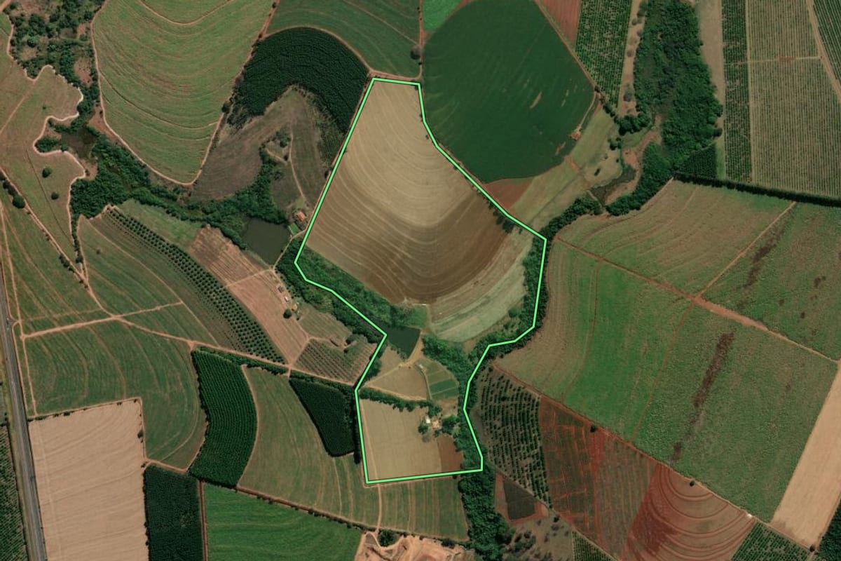Imagem de satélite do imóvel rural em Casa Branca (SP), com o contorno declarado no CAR desenhado por cima.