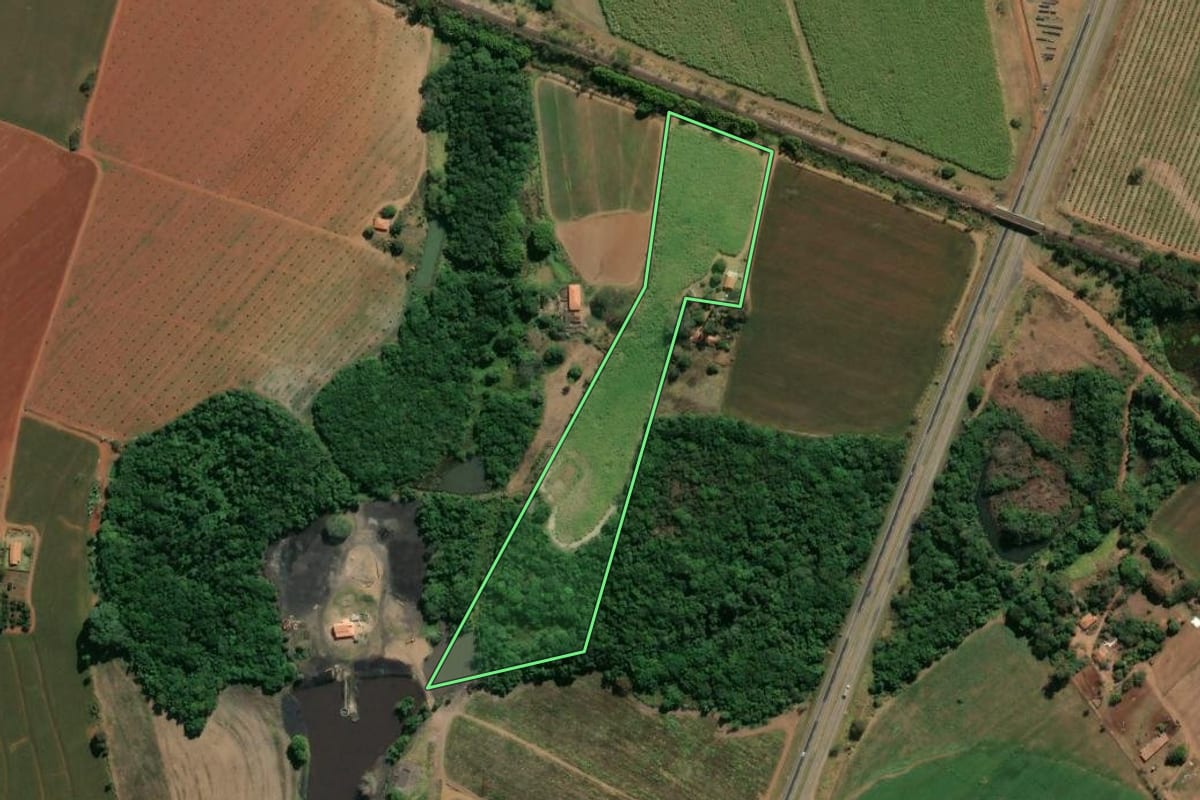 Imagem de satélite do imóvel rural em Casa Branca (SP), com o contorno declarado no CAR desenhado por cima.