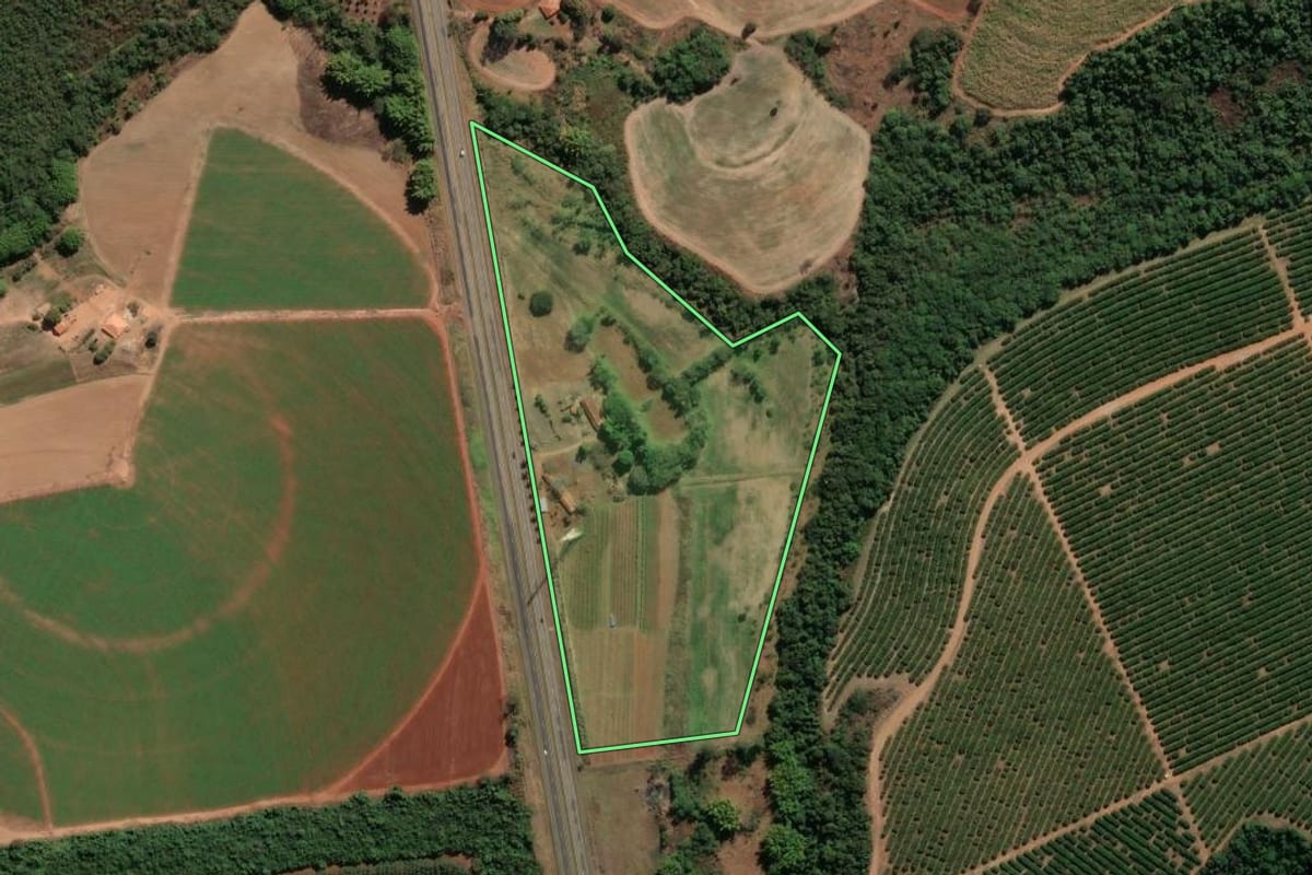 Imagem de satélite do imóvel rural em Casa Branca (SP), com o contorno declarado no CAR desenhado por cima.