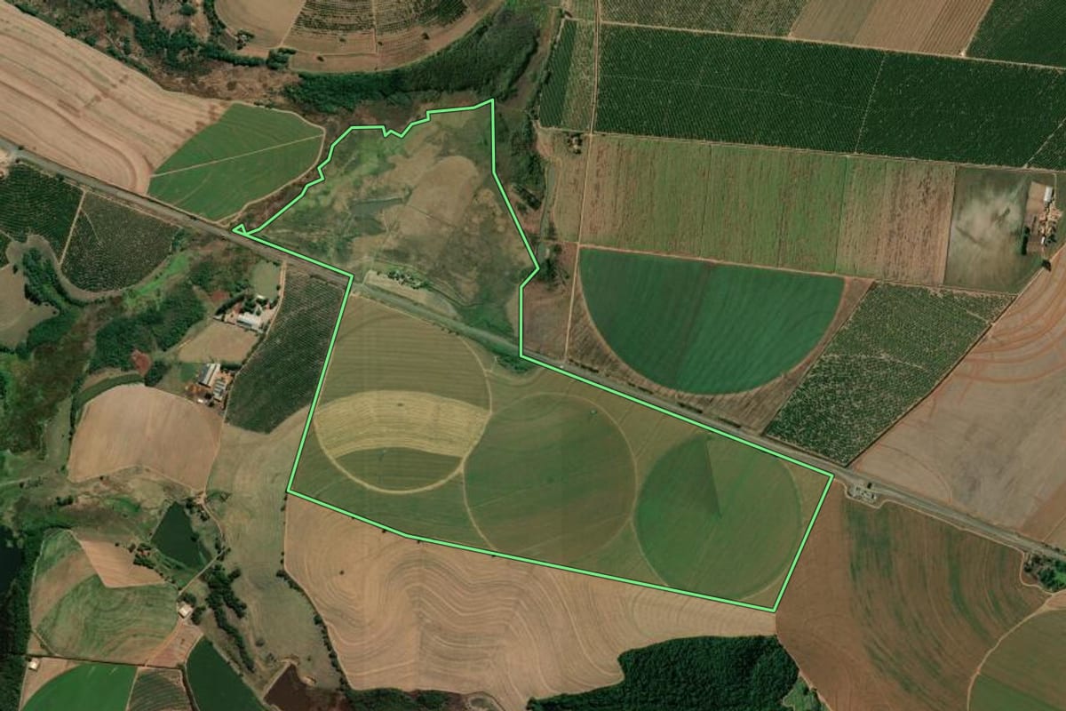 Imagem de satélite do imóvel rural em Casa Branca (SP), com o contorno declarado no CAR desenhado por cima.