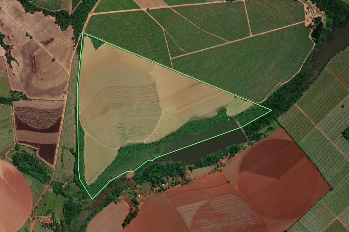 Imagem de satélite do imóvel rural em Casa Branca (SP), com o contorno declarado no CAR desenhado por cima.