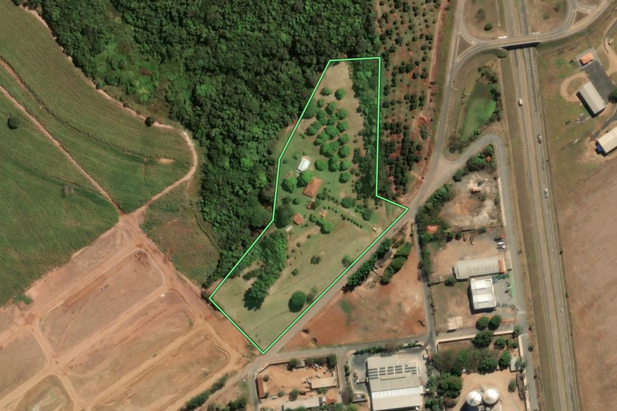 Imagem de satélite do imóvel rural em Casa Branca (SP), com o contorno declarado no CAR desenhado por cima.